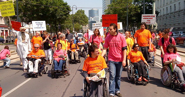 DemonstrantInnen auf der Wiener Ringstraße (Foto: behindertenarbeit.at)