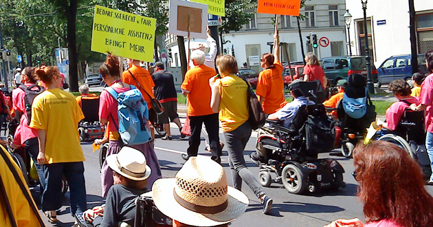 Demonstrationszug vor dem Sozialministerium (Foto: behindertenarbeit.at)