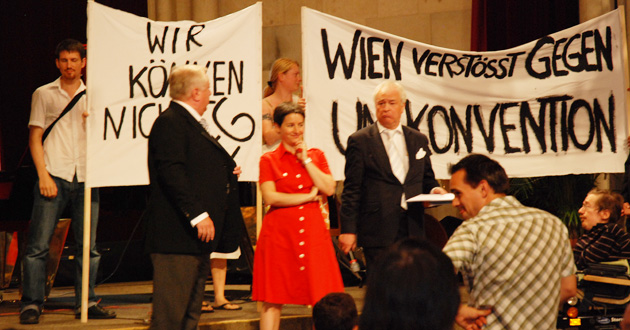 Demo im Wiener Rathaus am 13.06.2010 (Foto: behindertenarbeit.at)