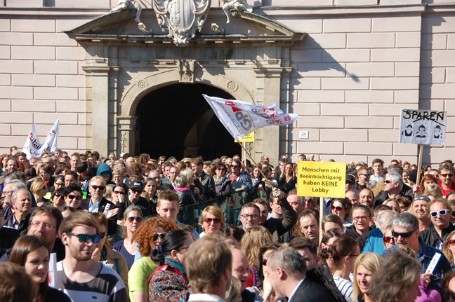 Demo vor dem Landhaus in Linz, 18.03.2015, Fotoquelle: facebook / GPA-djp OÖ