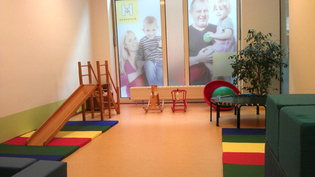 Heller Raum mit bunten Spielgeräten für kleine Kinder